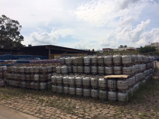  2.133 (duas mil e cento e trinta e três) botijões degás GLP, tipo P-13, vazios, em bom estado de conservação,pertencentes ao estoque rotativo da empresa executada,avaliados em R$ 177.039,00 (cento e setenta e sete mile   trinta e nove reais)